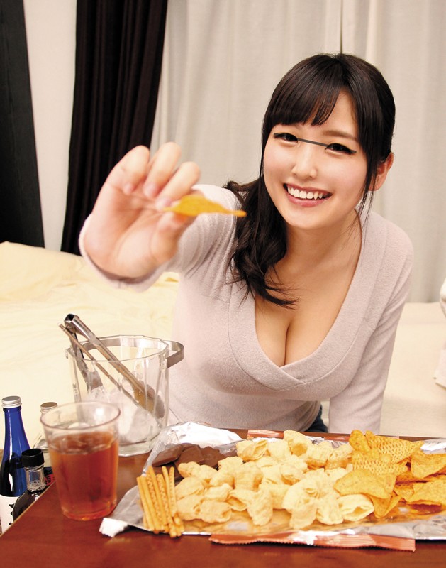 【VR】HQ超激的高画質 『ここでエッチする勇気あるならシても良いよ』超まじめな彼女とは正反対の性格している小悪魔的で魅力的な彼女の親友が本命彼女が寝ている横でボクを誘惑してきた!!彼女がボクに親友を紹介したいと一緒に飲む事に!飲んでいたら時間を忘れて…