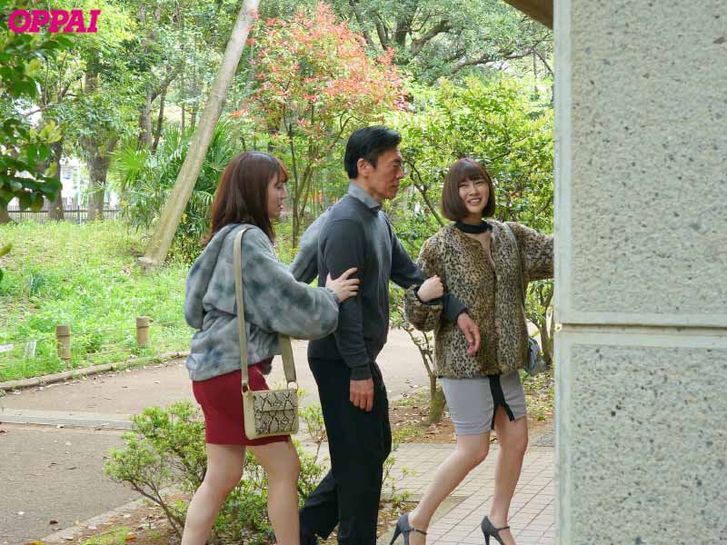 え、こんな場所で挟み撃ち！？声が出せない状況で強●射精・男潮吹きパパ活Wデート 小花のん 川北メイサ