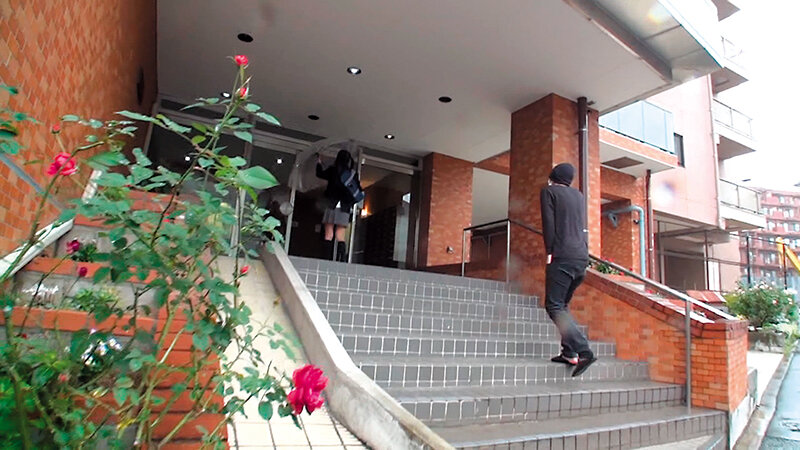 雨が降りしきる日、音が消される為レイパーが犯行に及ぶ