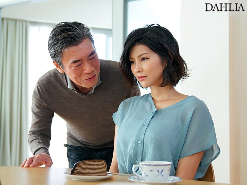 家事をしている10分間 夫にバレない様、ケモノみたいに後ろから犯してっ! 隣人の旦那さんとこっそり時短W不倫性交 美乃すずめ