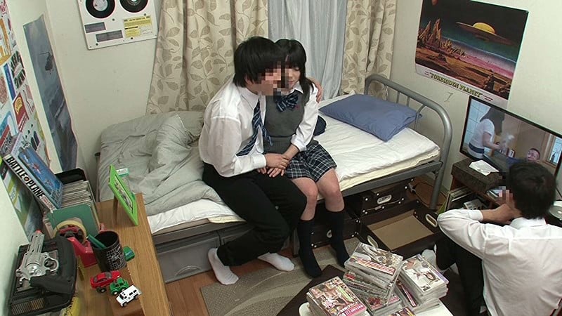 友達の彼女に何度も中出し! ボクの友だちが、彼女連れでボクの部屋にやって来てノロケまくりでムカつく!! しかも隠していたAVを見つけられオナニー野郎とバカにしてくる。帰った後、悔しくて彼女をおかずにオナニーしようとしたら、先ほどの彼女が一人再訪問。 2