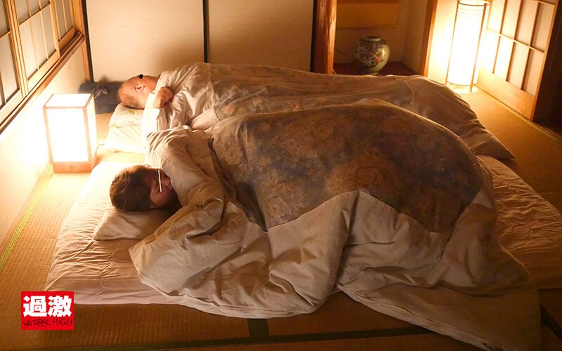 布団の中の密着ピストンでねっとり膣奥を突かれ夫に声をかけられずイキ堕ちた敏感妻は何度も絶頂を求める4 配信限定版