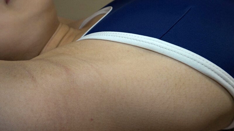 加賀美さら 濡れてテカってピッタリ密着 神スク水 可愛い女子のスクール水着姿をじっとりと堪能！着替え盗撮から始まり貧乳から巨乳にパイパン、ハミ毛、ジョリワキ等のフェチ接写やローションソーププレイやスク水ぶっかけ等を完全着衣で楽しむAV