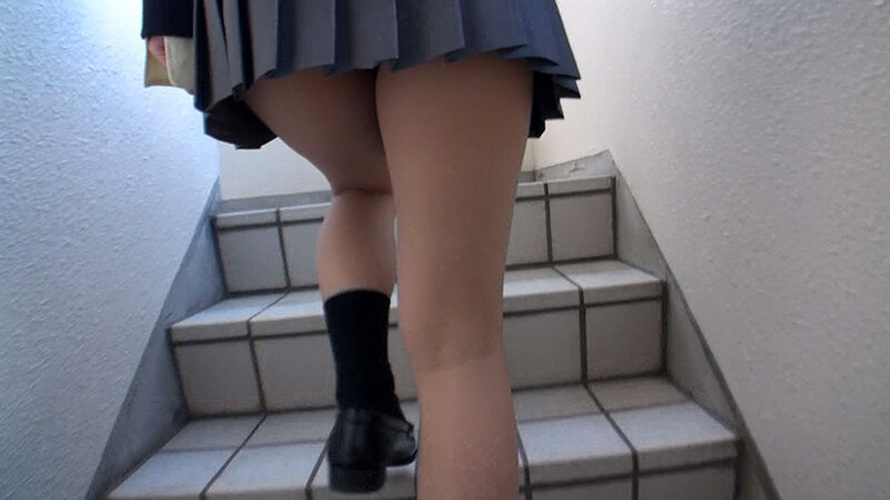 階段女子校生 前を歩いてるだけでもムラっとするのに階段をあがるパンツ越しのケツは勃起するってモンです 編