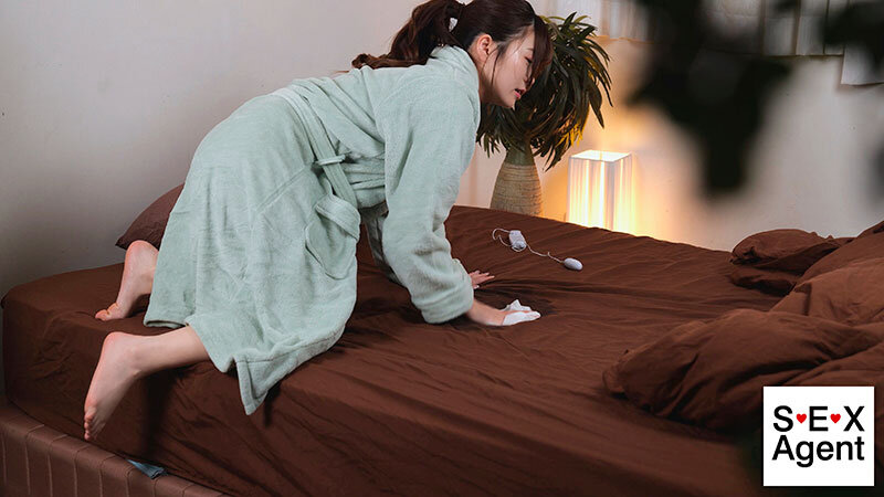 据え置きカメラの前でオナニーしたらおもらししちゃった女達