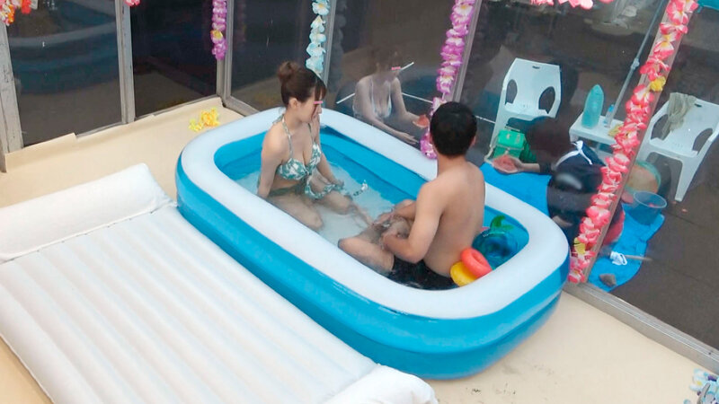 顔出しMM号 未成年のビキニ女子限定 ザ・マジックミラー Wデート中の仲良し大学生カップル交換企画！ぬるぬるオイル素股に挑戦！ 2 恋人の目の前でイケナイと思いつつもクリトリスとチ○ポを擦り合わせ恥ずかしさと気持ちよさでヌルッと挿入！全員まさかの生中出し！！ i…