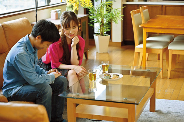 「女の子のおマ○コに挿れてみる?」向かいの部屋に住んでいるLGBTの童貞くんを誘惑する欲求不満タダマン妻 前嶋美樹