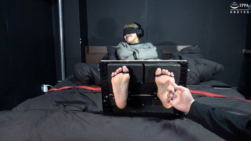 「足枷で足裏徹底くすぐり! 拘束衣で抵抗できない弱点の足裏を更に開発!」 わかしラボVol.024- 4 水ト麻衣奈