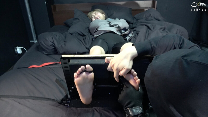 「足枷で足裏徹底くすぐり! 拘束衣で抵抗できない弱点の足裏を更に開発!」 わかしラボVol.024- 4 水ト麻衣奈