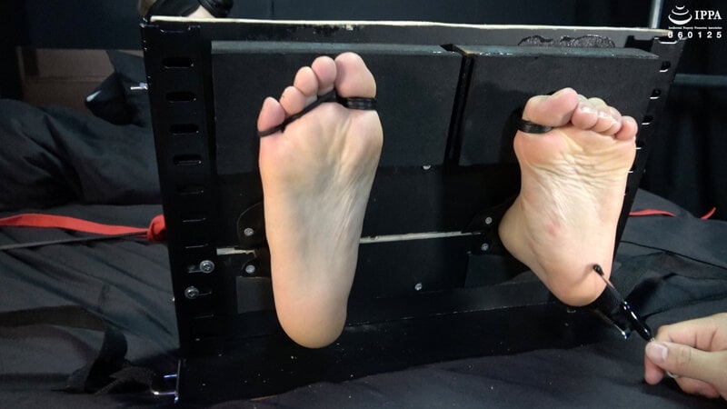 「足枷で足裏徹底くすぐり! 拘束衣で抵抗できない弱点の足裏を更に開発!」 わかしラボVol.024- 4 水ト麻衣奈