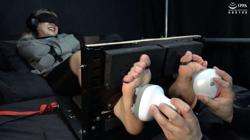 「足枷で足裏徹底くすぐり! 拘束衣で抵抗できない弱点の足裏を更に開発!」 わかしラボVol.024- 4 水ト麻衣奈