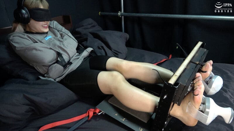 「足枷で足裏徹底くすぐり! 拘束衣で抵抗できない弱点の足裏を更に開発!」 わかしラボVol.024- 4 水ト麻衣奈