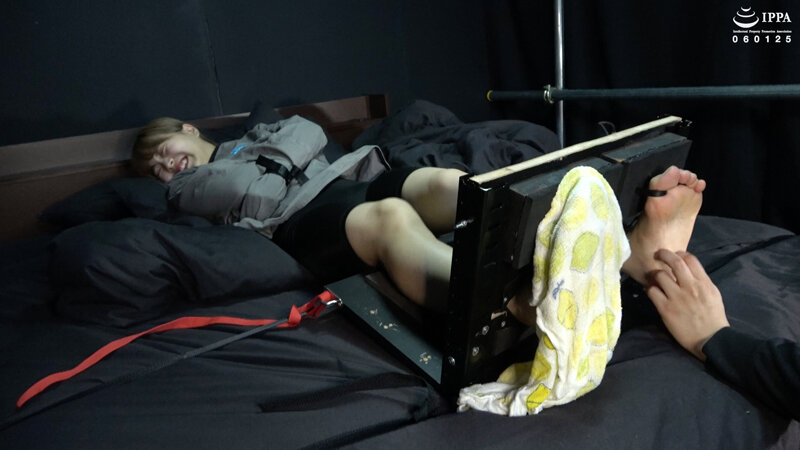 「足枷で足裏徹底くすぐり! 拘束衣で抵抗できない弱点の足裏を更に開発!」 わかしラボVol.024- 4 水ト麻衣奈