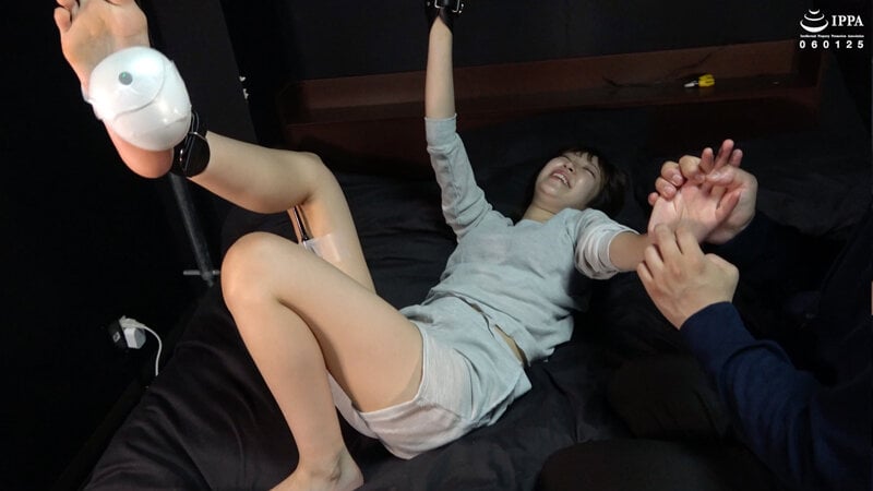 「パジャマでゆったりなお姉さんを片手片足拘束して機械責め多めのくすぐりを!」 わかしラボVol.025- 6 加賀美さら