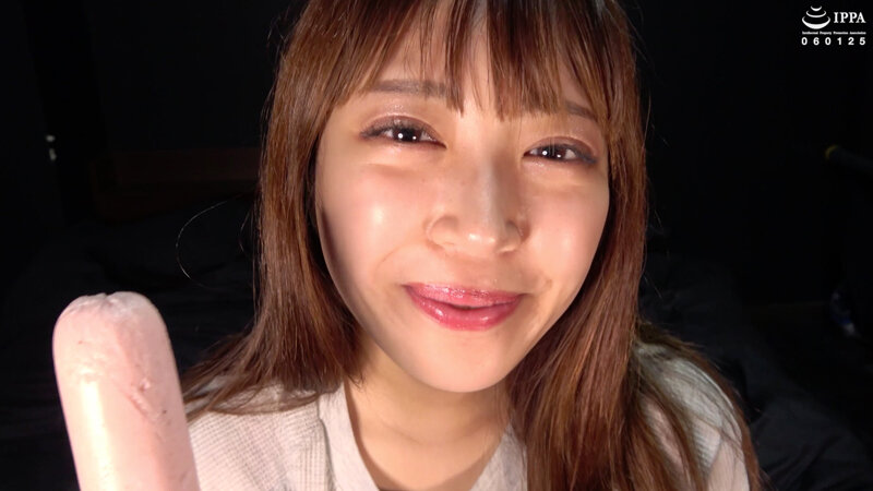 加賀美さらチャンのエッチな舌ベロでアメ・バナナ・ソーセージ極エロ舐め＆舌ベロ観察！