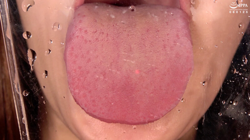 加賀美さらチャンのエッチな舌ベロでアメ・バナナ・ソーセージ極エロ舐め＆舌ベロ観察！