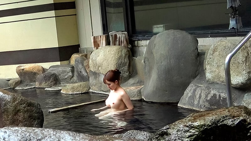 中出し露天温泉 色白ハーフくびれボインのインテリ淫乱お姉さん