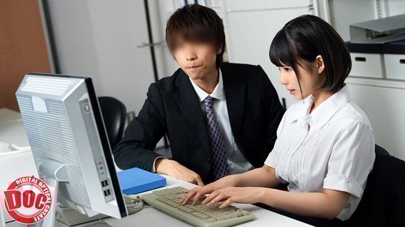 「終電ないならウチくる？」残業で終電を逃がしてしまった俺は誘われるがまま家にお邪魔する事に。いつも会社で見るスーツ姿とは違うゆるい部屋着姿に興奮してしまい… VOL.2