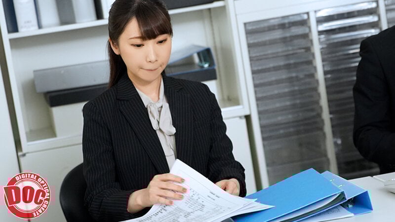 「終電ないならウチくる？」残業で終電を逃がしてしまった俺は誘われるがまま家にお邪魔する事に。いつも会社で見るスーツ姿とは違うゆるい部屋着姿に興奮してしまい… VOL.2