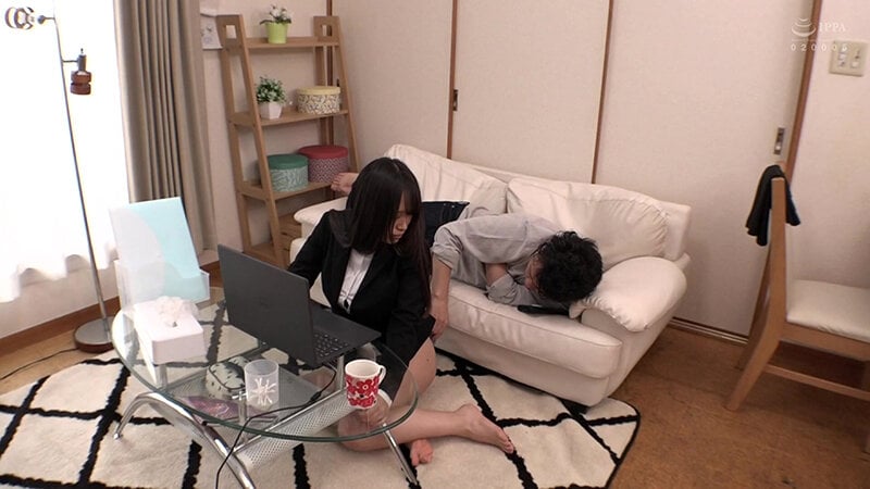 上司とのリモート会議中に彼氏がイタズラ！！？「バレたらヤバい…！！」緊張と興奮でマ○コはビショビショ！表情を変えず、声も出さずにこっそりSEX！