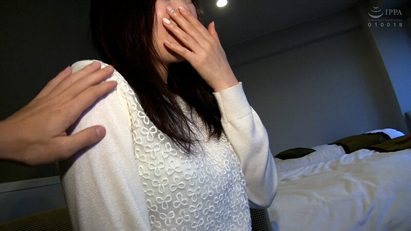 年を取る毎に性的欲求が増大していくスレンダー美ボディの熟女さん！電マで潮を漏らし激しく腰を動かす本能で感じまくる淫乱熟女SEX
