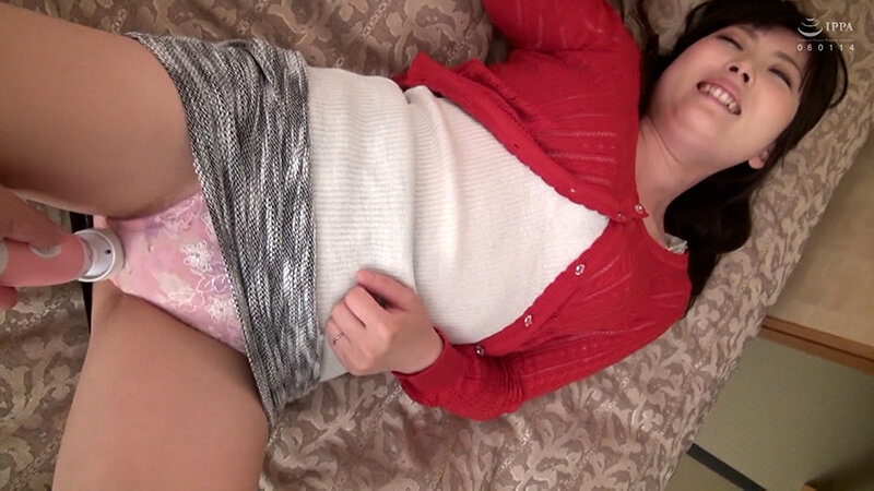 主婦友から呼び出されてホテルに行ってみるといきなり他人棒を突き出され！ノリと勢いで股を広げチ○ポをしゃぶる隠れビッチだった清楚系の奥さん！！