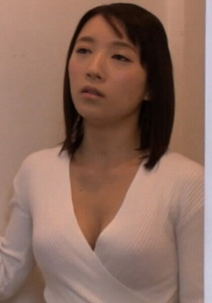 隣人の女性は何かとボクに声がうるさいとかクレームをつけてくる。ある日変な物が送られて来たと身に覚えのないアダルトグッズを差し出す女!何故か玄関先でオナニーを強要され…