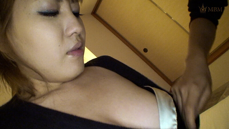 世の奥様はみんな欲求不満なのか！？恥ずかしいと言いながら生えっぱなしのマン毛を濡らし本能丸出しSEXに堕ちていく…