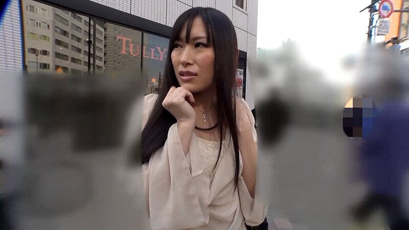 結婚3年目の奥さんを10分でいいからインタビューをお願い!車でエロインタビュースタートして下着見せてからオッパイ見せて…そしてパンツの中へ!快楽に堕ちた奥さんは2本のチ○ポを味わい淫乱チ○ポ好き奥様に変身!