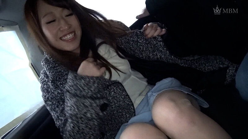 若奥様インタビュー！出来ればお願いしたいと…男達のマシンガントークに呑まれ次第にエロモード突入！？一度火がついちゃうとまんざらでもない様子の奥さんを2本のチ○ポでやっちゃいました！