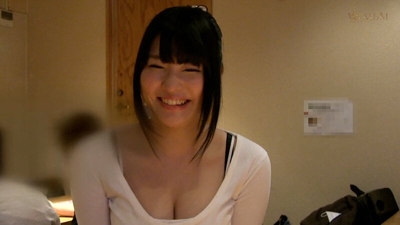 居酒屋でナンパした美少女店員をサークルに参加したら謝礼金もあるよ！と誘い込む。女性もいたので安心して参加すると…男性と二人きりでなんだかんだとノリノリSEX！