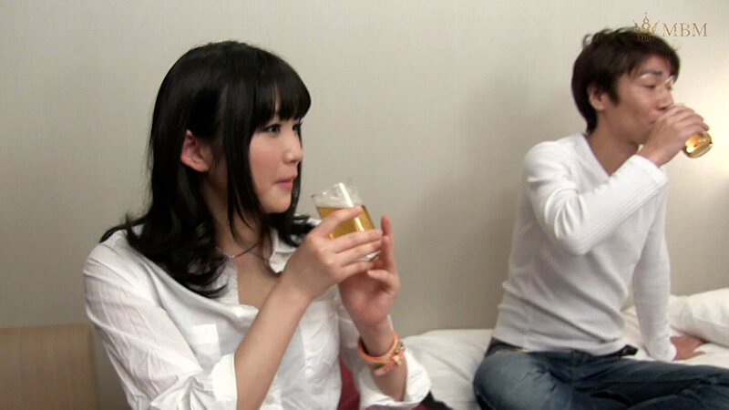 居酒屋でナンパした美少女店員をサークルに参加したら謝礼金もあるよ！と誘い込む。女性もいたので安心して参加すると…男性と二人きりでなんだかんだとノリノリSEX！