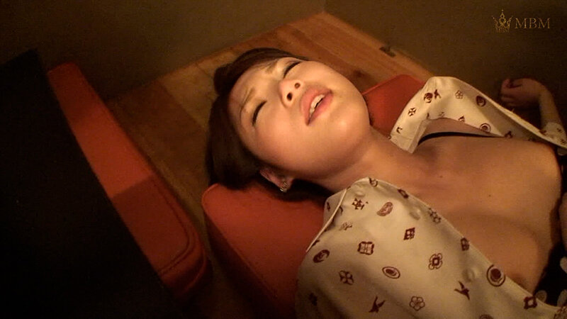 雑誌の付録のDVDに出演してくれる美人店員さんをゲット!個室居酒屋で凄い美人店員を無理やり押し倒し電マで愛撫、そのまま仕事中にも関わらず生挿入SEX!