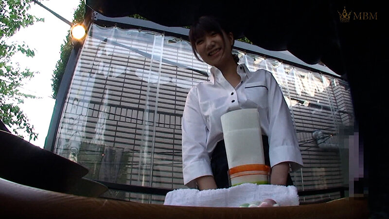 ダイニングカフェのめっちゃ可愛いウエイトレスさんをナンパして雑誌の付録DVDのアルバイトをお願い!カフェの休憩時間に車内でAV撮影!?