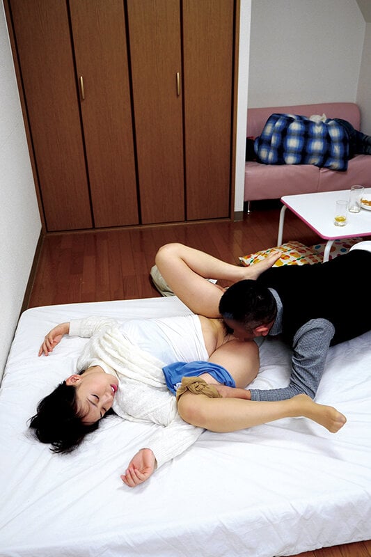 夫婦揃って酔い潰れ、旦那の隣で寝取られた人妻