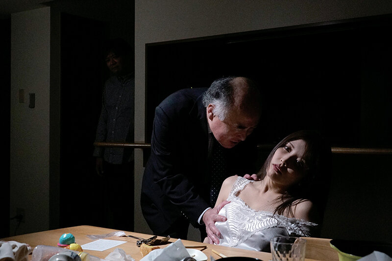 会社のカネを横領し失踪した夫を見逃してもらうため、鬼畜上司に体を捧げ身も心もやさぐれて廃人になった人妻 新村あかり