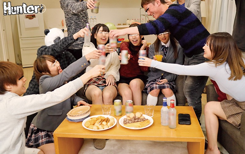 「友達の前でこんなエッチな姿するの恥ずかしい…、でも…」ヤリマン女子が連れてきたウブ制服女子が初めての乱交で乱れまくり！