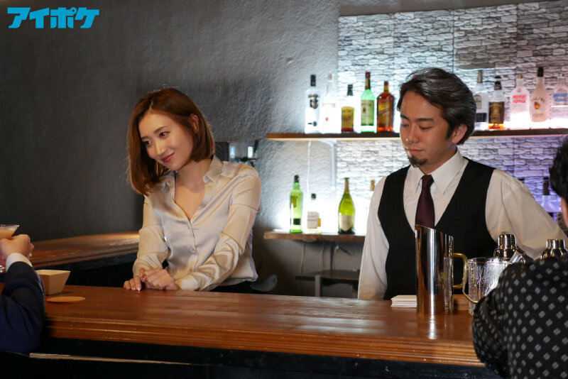 バイト先のセクシー美女が大嫌いな店長の指示で際どいミニスカを穿かされセクハラ挿入快楽堕ちしていた。 加美杏奈