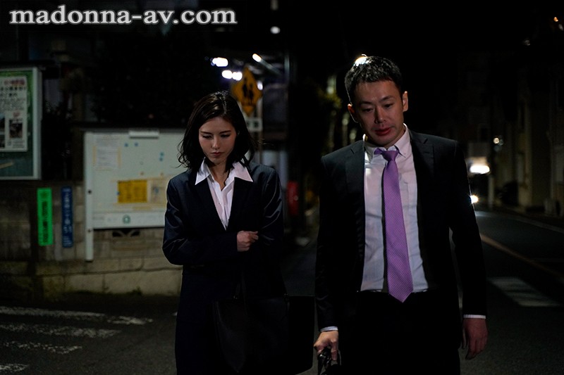 『終電…、なくなっちゃったね…。』 不敵な笑みで年下男を誘う、絶倫女上司と一夜の過ち―。 武藤あやか