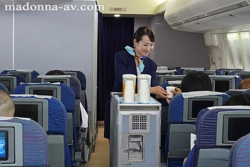 【VR】初VR!!桜樹玲奈 現役人妻CAがエコノミーの僕を極上プレミアムサービスでもてなしてくれるVR