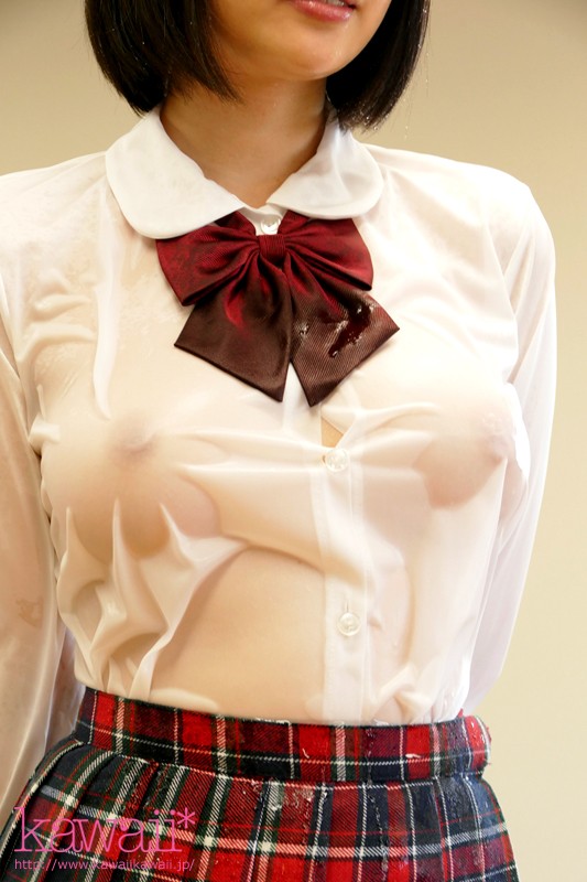 常に濡れ透けのピンク乳首おっぱいで男を挑発するズブ濡れっ娘 鈴木心春