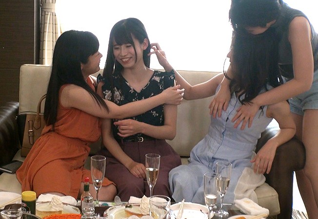友達に熱心に誘われ初参加した、仲良し女子会。実は定期的に開催されていた乱交レズサークルだった、乾杯と同時に『なんだか怪しい雰囲気だなぁ～』と