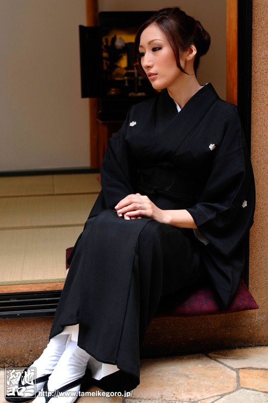 喪服の未亡人 夫亡き後、犯●れ続ける巨乳人妻 JULIA