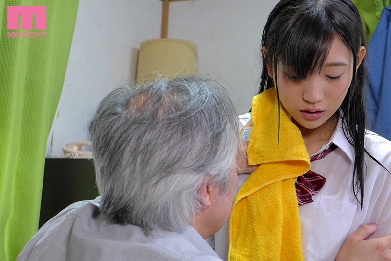 真夏の雨上がりねっちょり中年親父 濡れ透け汗だく濃厚性交 星奈あい