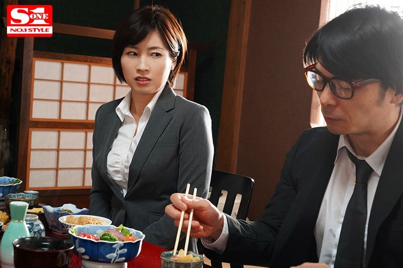 使えない大嫌いな部下と出張先の温泉旅館でまさかの相部屋に…無理矢理夜●いされ何度も何度もイカされてしまった女上司…。 奥田咲