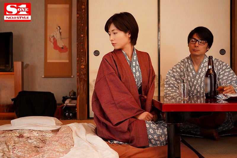 使えない大嫌いな部下と出張先の温泉旅館でまさかの相部屋に…無理矢理夜●いされ何度も何度もイカされてしまった女上司…。 奥田咲