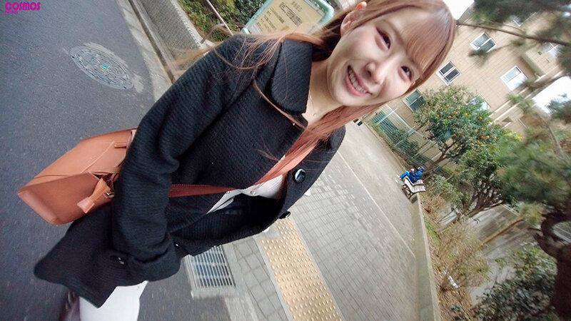 都会のド真ん中でザーメン羞恥ごっくん人妻