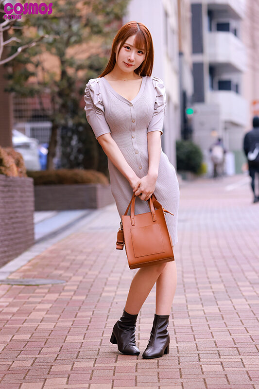 都会のド真ん中でザーメン羞恥ごっくん人妻