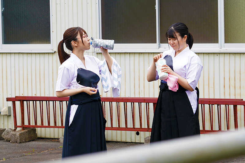 まさかこんなけなげなひよこ女子が…媚薬を盛られ理性完全崩壊!!ところかまわず異物オナニー!イキ漏らしアクメ!! 4 <部活中のスポーツ女子編>