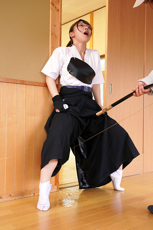 まさかこんなけなげなひよこ女子が…媚薬を盛られ理性完全崩壊!!ところかまわず異物オナニー!イキ漏らしアクメ!! 4 <部活中のスポーツ女子編>